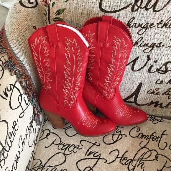 Red & Orange Dangle Cowgirl Earrings.Trimmed in Faux Rhinestones & Pearls - Picture 4 of 12